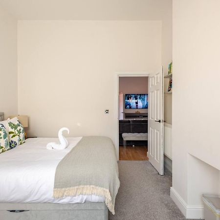Stylish Flat In Central Location With Free Parking สวินดอน ภายนอก รูปภาพ