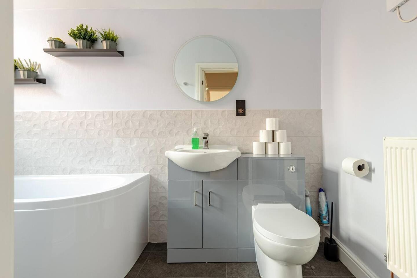 Stylish Flat In Central Location With Free Parking สวินดอน ภายนอก รูปภาพ