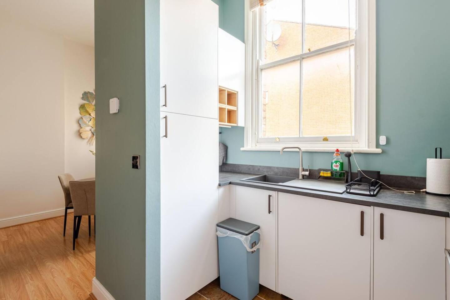 Stylish Flat In Central Location With Free Parking สวินดอน ภายนอก รูปภาพ