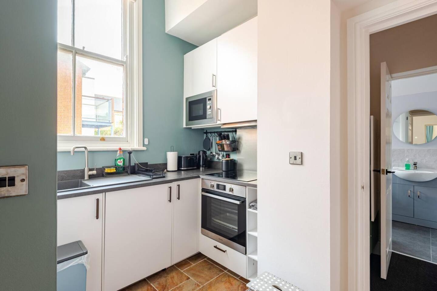 Stylish Flat In Central Location With Free Parking สวินดอน ภายนอก รูปภาพ