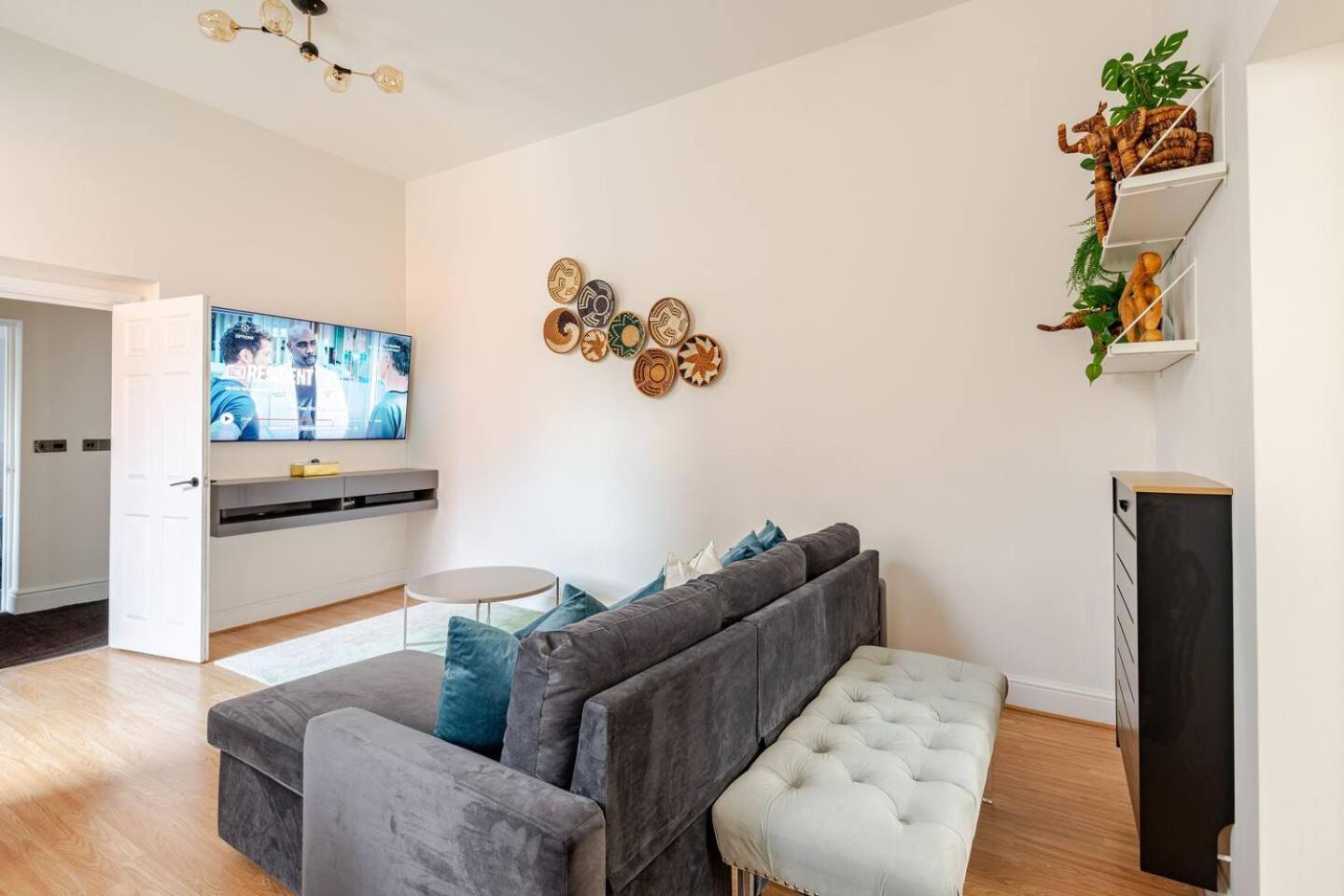 Stylish Flat In Central Location With Free Parking สวินดอน ภายนอก รูปภาพ