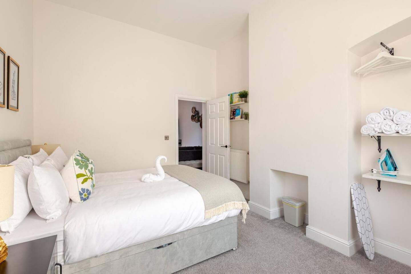Stylish Flat In Central Location With Free Parking สวินดอน ภายนอก รูปภาพ