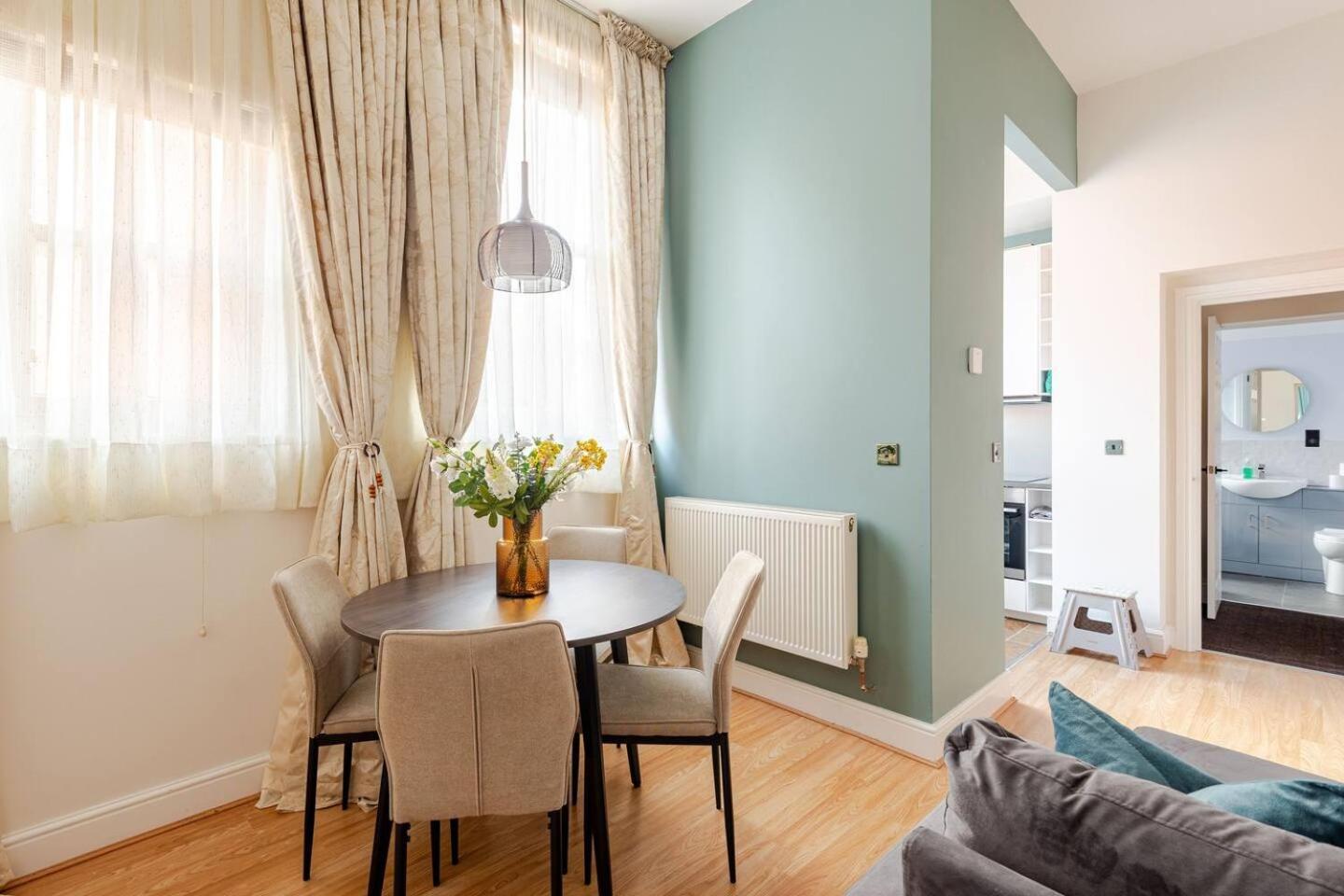 Stylish Flat In Central Location With Free Parking สวินดอน ภายนอก รูปภาพ